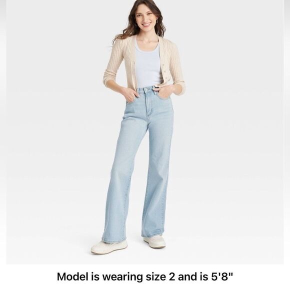 Universal Threads Midrise flares in light wash- Never worn! 10”rise 34” inseam - Picture 1 of 13